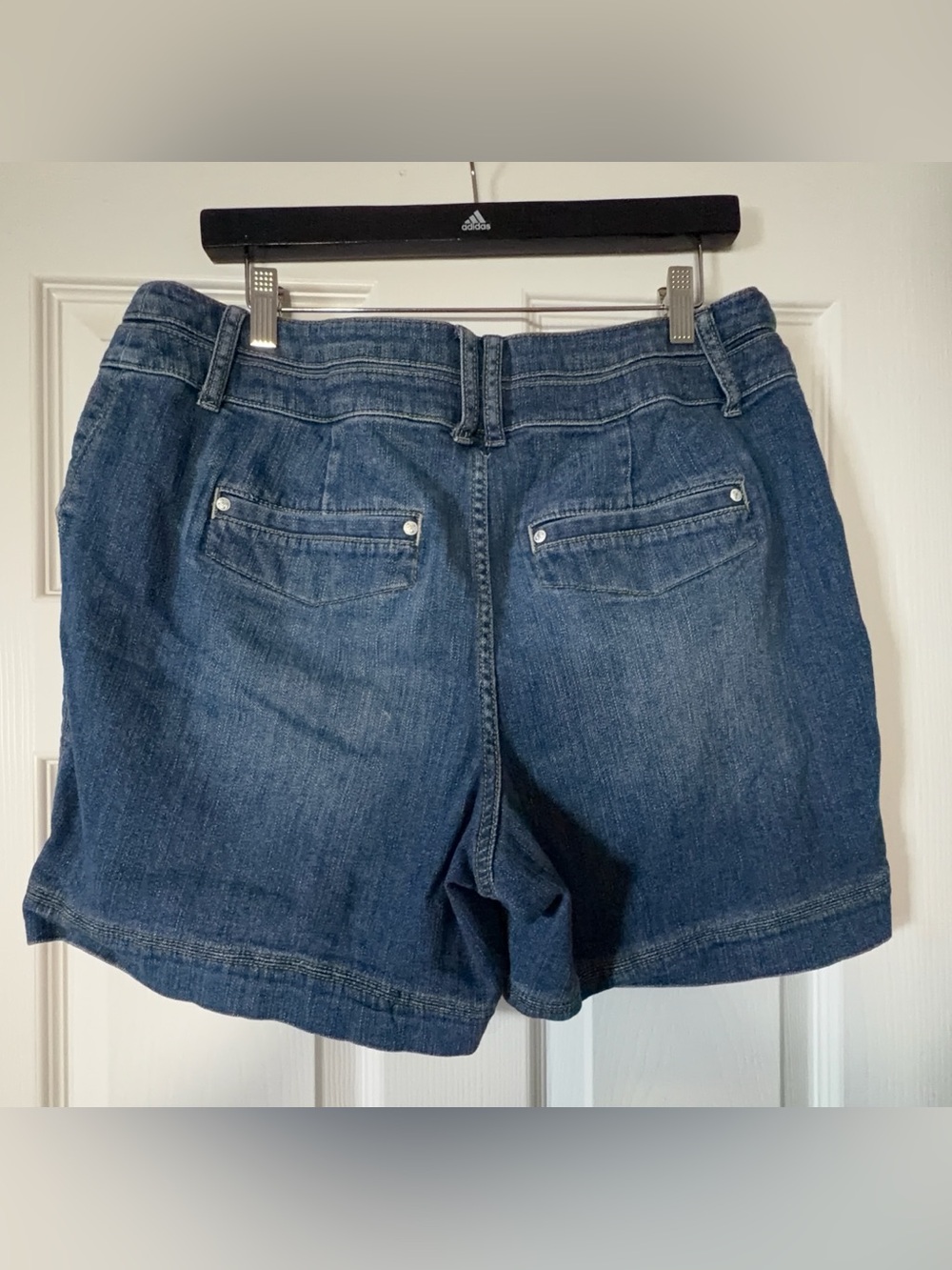Lane Bryant Women's Dark Blue Denim Shorts - Classic Mid-Rise fits like 14 - Picture 2 of 3